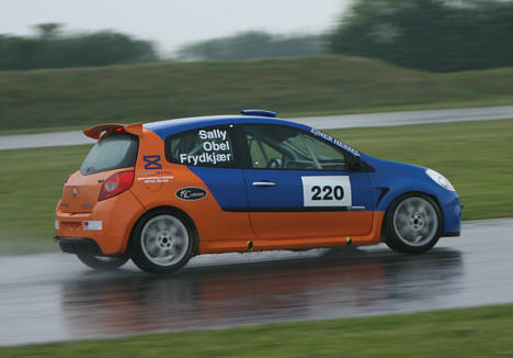 Ved det foregående løb i Danish Endurance Championship regnede det, men den kommende weekend ser det ud til at solen vil skinne på Team Sally Racing's Clio racer under 6-timers løbet på Padborg Park.